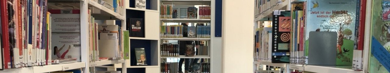 Blick durch Bücherregal-Gänge in einer Bücherei.